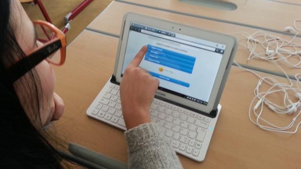 Eine Schülerin tippt am Samsung-Tablet im Unterricht.