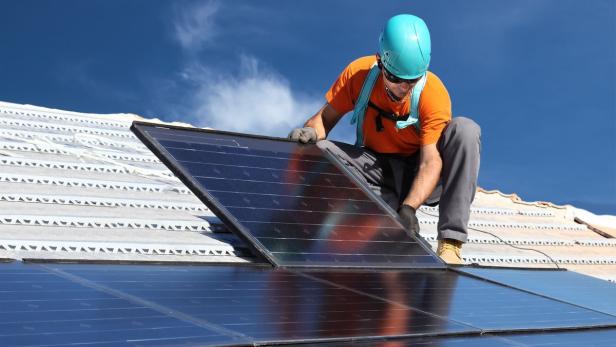 Photovoltaikzellen können auf geeignet ausgerichteten Dachflächen montiert werden