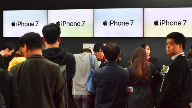 Großer Andrang bei einem Telekom-Anbieter in Seoul zum Start des iPhone 7
