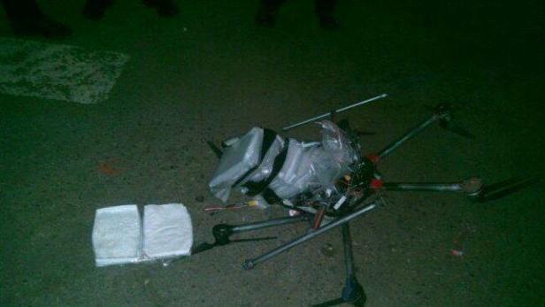 Diese mit Drogen bepackte Drohne ist auf einem mexikanischen Supermarkt-Parkplatz abgestürzt