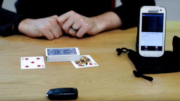 Das Schummel-Smartphone erkennt Pokerkarten anhand unsichtbarer Markierungen