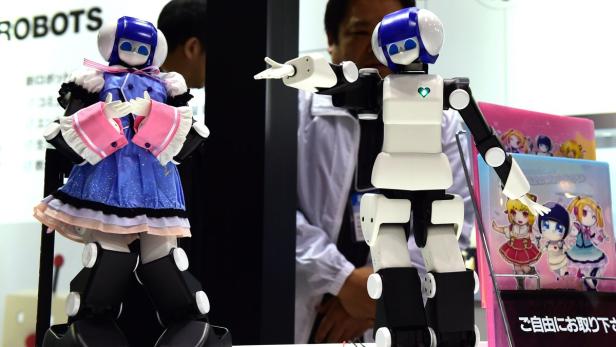 Die &quot;Premaid AI&quot; tanzt anlässlich der Eröffnung der Robotermesse - die Bewegungsdaten können per Smartphone übertragen werden