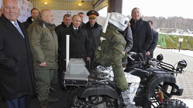 Russlands Präsident Putin begutachtet den Roboter