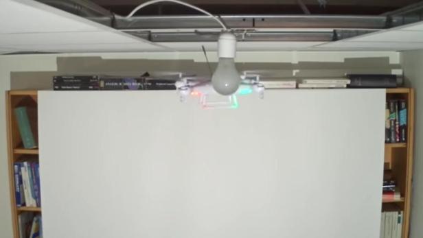 Drohne tauscht Glühbirne