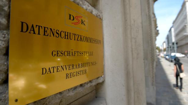 Ein Messingschild an der Geschäftsstelle der Datenschutzkommission (DSK) in der Wiener Innenstadt, bevor diese mit 1.1.2014 in die Datenschutzbehörde umgewandelt wurde. Ein Budget für das Jahr 2014 steht noch aus.