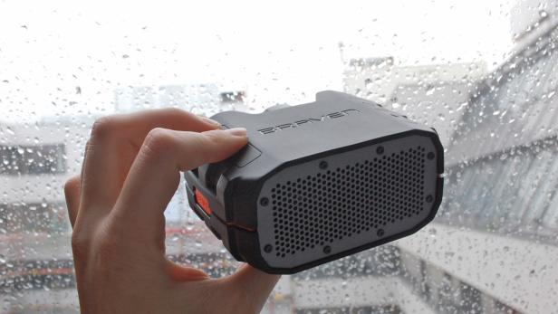 Der Braven BRV-1 ist für Einsätze mit Regen-Risiko vorbereitet. Der Bluetooth-Lautsprecher...
