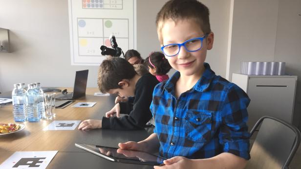 Der Schüler der ersten Schulstufe der Oskar-Spiel-Volksschule zeigte beim Tag zur digitalen Bildung bei Samsung, wie Unterricht mit Tablets funktionieren kann.