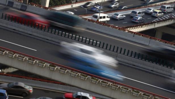 A general view of cars driving on the highway during the morning rush hours in Shanghai March 26, 2012. China may be the world&#039;s No. 2 oil consumer and have the world&#039;s biggest vehicle market but current high oil prices are unlikely to dent growth in fuel demand much or sales of fuel-guzzling sports utility vehicles. The country, which imports 56 percent of the oil it needs, is set to lead global oil demand again this year by contributing nearly half of the world&#039;s incremental fuel use, although the pace has slowed. Pictures taken March 26, 2012. REUTERS/Carlos Barria (CHINA - Tags: TRANSPORT ENERGY BUSINESS)