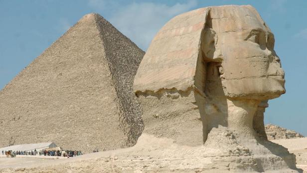 Die Liebsten aus den Katakomben der Pyramiden anzurufen, sollte man sich zweimal überlegen. 10 Minuten Telefonie kosten bei A1 aus Ägypten 49,90 Euro. Bei 3 sind es immerhin noch 30 Euro. Da hofft man auf schlechten Empfang.