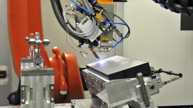 Laserkontrolle eines Batterie-Packs durch einen Roboter