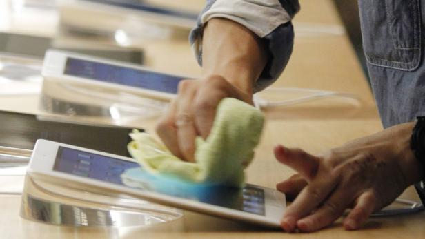 Ein Verkäufer in Tokio poliert das neue Tablet vor dem Verkaufsstart