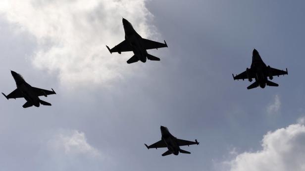 F-16 Kampfjets ohne Piloten an Bord werden als Simulations-Gegner verwendet