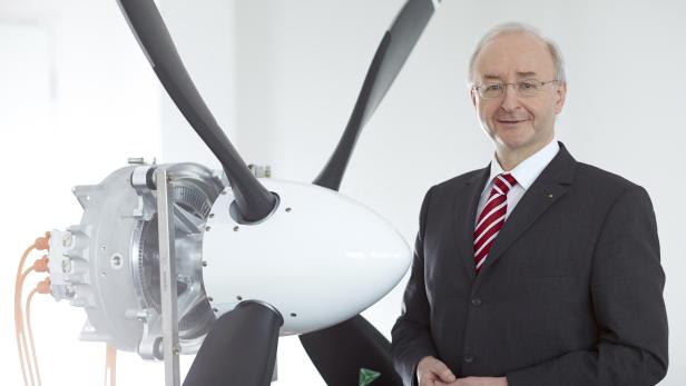 Entwicklungsleiter Anton Frank mit dem neuen Elektromotor für Flugzeuge von Siemens