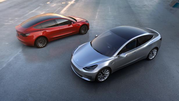 Tesla Model 3: Mit dem Model 3 will Tesla ein preisgünstigeres Einsteigermodell anbieten. Preis: 35.000 Dollar. Die Produktion soll Mitte des Jahres anlaufen, die Reichweite gibt Tesla mit 345 km an.