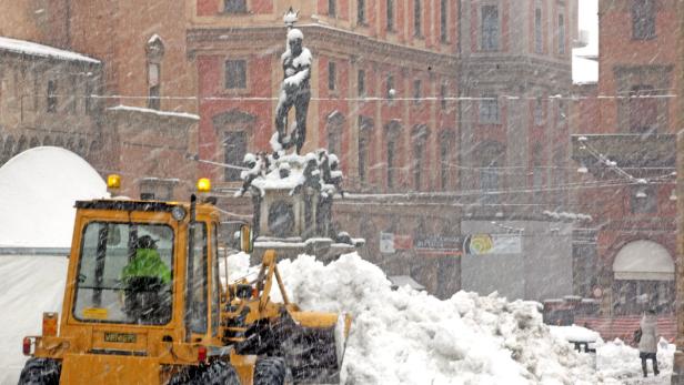 Ein Bild der verschneiten Neptun-Statue in Bologna aus dem kalten Winter 2010