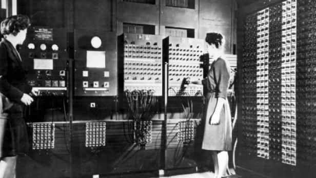 Zwei Programmiererinnen mit ENIAC
