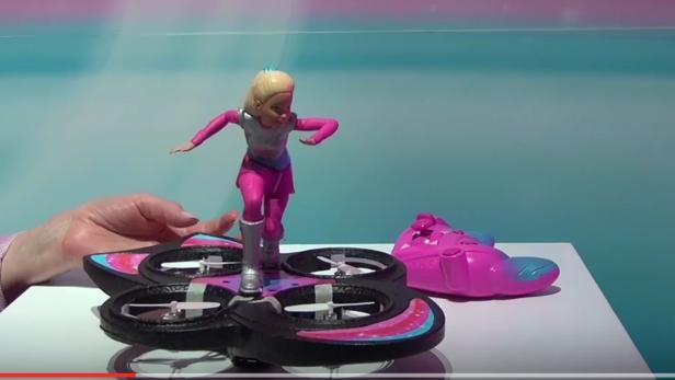 Die Barbie schwebt künftig auf einer fliegenden Hoverboard-Drohne. Ab Herbst gibt es dieses Accessoire zu kaufen.