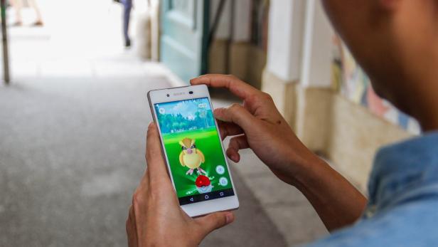 Reportage über das derzeitige Pokemon Fieber. Seit kurzem gibt es eine neue App: Pokémon Go. 2 Spieler (Eo Lin und Florian Fischer) gehen durch die Stadt auf Pokémon Fang. Über GPS wird der Standort ermittelt und auf der Karte wird gezeigt, wo sich in der Nähe Pokémon befinden. Wien am 13.07.2016.