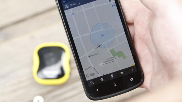 Die Standortbestimmung erfolgt über einen Google Maps-Link, der im SMS mitgeschickt wird.