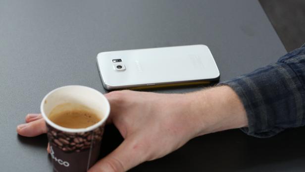 seitenbildschirm (1).JPG Galaxy S6 Edge Seitenbildschirm: Die Display-Kante leuchtet bei einem eingehenden Anruf in der Farbe, die dem VIP zugewiesen wurde. In diesem Fall Gelb.