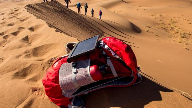 Mit Solarzellen Handys und Tablets in der Wüste aufladen