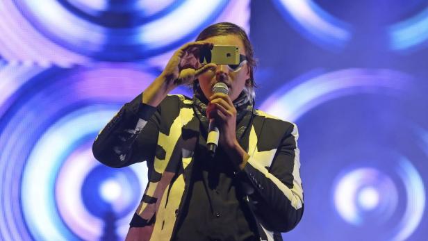 Win Butler, the lead singer of Arcade Fire, perfor Win Butler von Arcade Fire