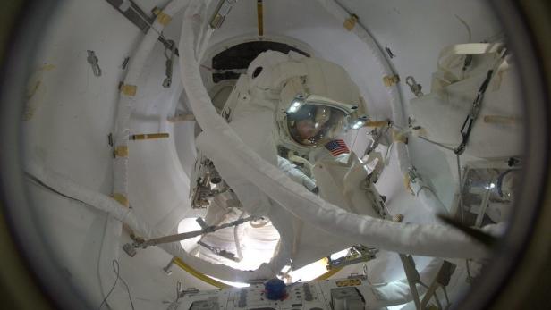 Astronautin Peggy Whitson in der Luftschleuse der Internationalen Raumstation ISS.