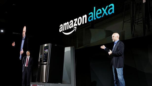 Alexa-Chef Mike George (re.) bei der LG-Pressekonferenz auf der Consumer Electronics Show 2017 in Las Vegas