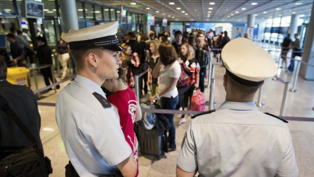 Französische Filesharer könnten demnächst am Flughafen als Schwerverbrecher eingestuft werden und ein Flugverbot erhalten