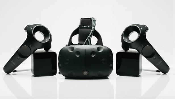 HTC Vive in der Vorserienversion &quot;Pre&quot; mit VR-Controllern und den Lighthouse-Boxen