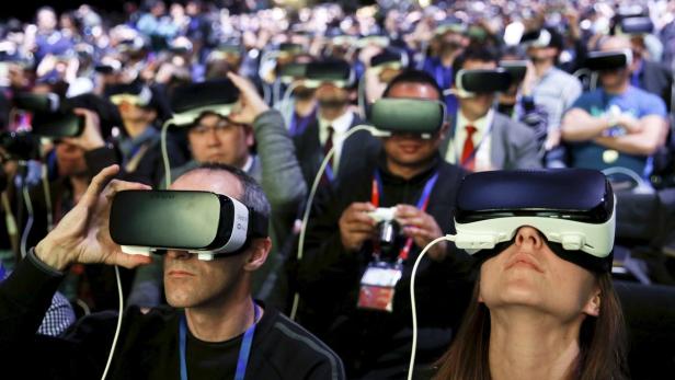 Ein Publikum voller VR-Brillen bei der Samsung-Pressekonferenz am Mobile World Congress