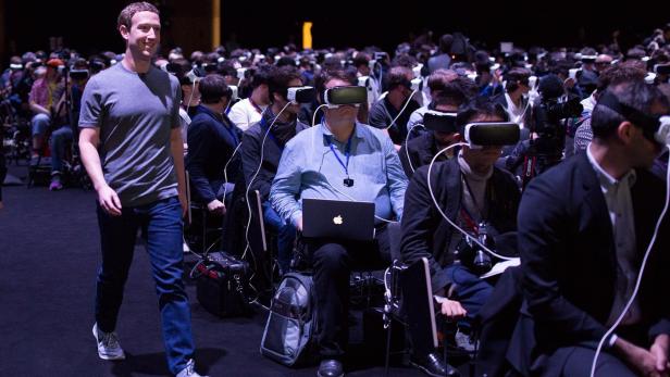 Mark Zuckerberg schreitet unbemerkt und hämisch grinsend an den den Besuchern von Samsungs Unpacked-Event vorbei - Gear VR machts möglich