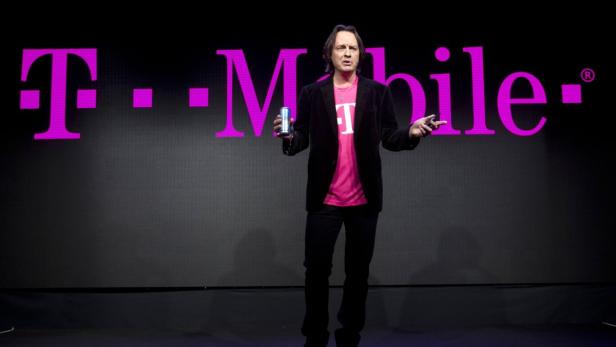 T-Mobile CEO John Legere ist für seine exzentrischen Auftritte bekannt, zudem hält er sich nicht mit Kritik an der Konkurrenz zurück