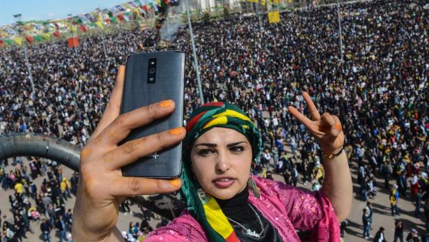 Ein einfaches Victory-Zeichen im Selfie könnte Nutzern zum Verhängnis werden