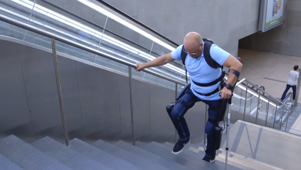 Mit dem Rewalk Exoskelett ist sogar Treppensteigen möglich