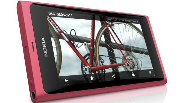 Nokia setzt bei seinem Aushängeschild N9 und dem praktisch formgleichen Lumia 900 ebenfalls auf schlichte Formen und großen Touchscreen.