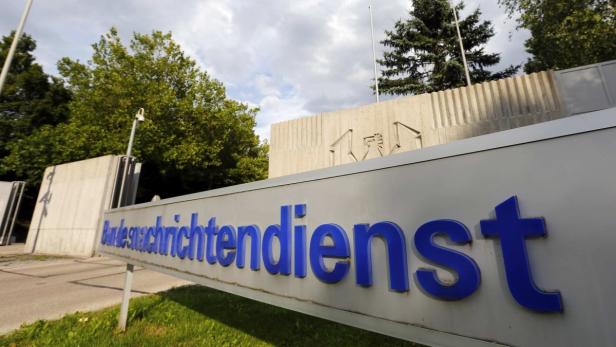 The main entrance of Germany&#039;s intelligence agency Bundesnachrichtendienst (BND) headquarters is pictured in Pullach, about 15 km (9 miles) south of Munich, August 13, 2013. REUTERS/Michael Dalder (GERMANY - Tags: POLITICS MILITARY)