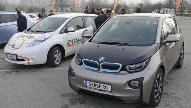 BMW i3 (re.), Nissan Leaf (li.) und eine Menge Elektroautofans am VIP Electric Day