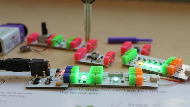 Für 89 US-Dollar ist littleBits derzeit noch ein ungemein kostspieliges Spielzeug und daher nur bedingt zu empfehlen. Bastler mit konkreten Vorstellungen können allerdings bei den einzelnen Modulen, für die auch die Platinenlayouts zum freien Download stehen, zuschlagen.