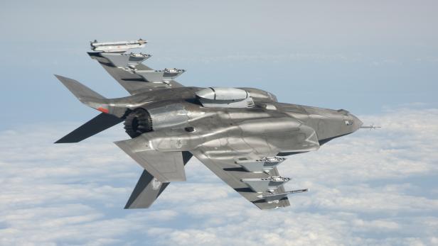 Rückenlage: Die F-35 wurde vom bejubelten High-Tech-Kampfjet zum leistungsschwachen Geldfresser