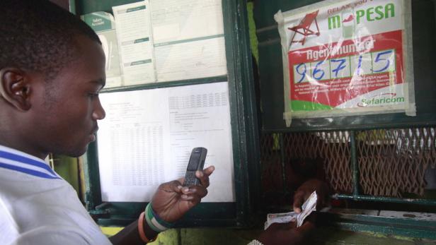 Mit mobilen Bezahldiensten wie &quot;M-Pesa&quot; kann man selbst an kleinen Straßenkiosken bezahlen