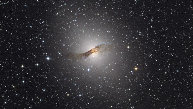 Die ältesten Galaxien im All haben meistens eine Ellipsenform, so wie NGC 5128