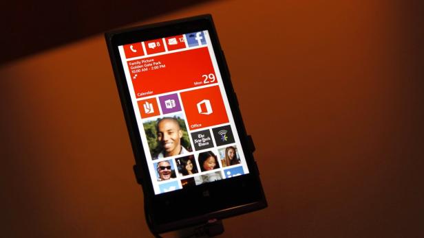 Eines der vorgestellten Smartphones ist das Nokia Lumia 920, mit HD-Display, optischer Bildstabilisierung und drahtloser Ladefähigkeit.
