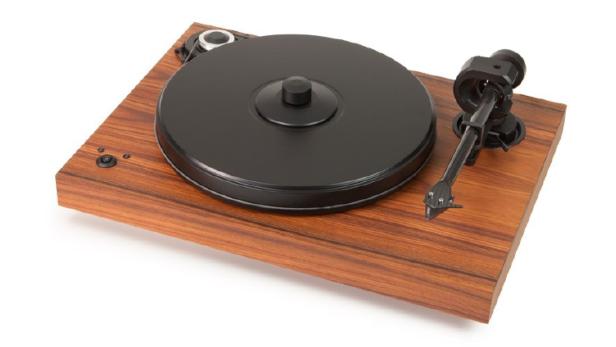 Die neue Plattenspieler-Linie von Pro-Ject Audio soll in dank der verschiedenen Holz-Oberflächen in jedes Wohnzimmer passen.