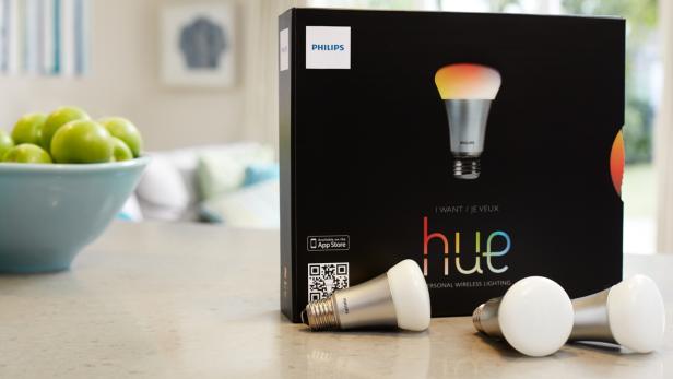 Hue ist eine LED-Birne mit WLAN-Chip. Über diesen lässt sich die Leuchte via App am Smartphone steuern, um unterschiedliche Farben darzustellen