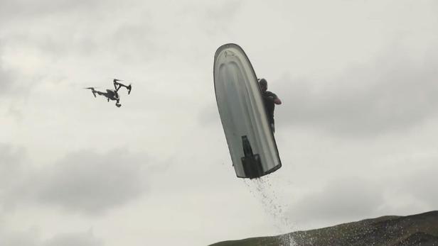 Jetski-Fahrer beim Anflug auf eine nichtsahnende Drohne