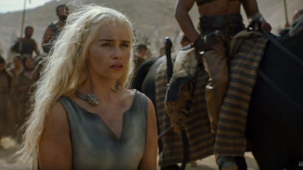 Daenerys Targaryen inmitten eines ihr neuen Dothraki-Stammes in Staffel sechs von Game of Thrones