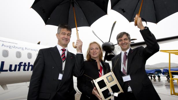 TU-Rektor Harald Kainz, Innovationsministerin Doris Bures und Projektleiter Otto Koudelka von der TU Graz verabschieden den ersten österreichischen Satelliten am Flughafen Graz-Thalerhof.
