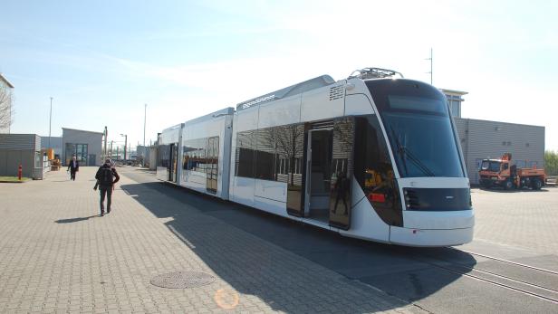 Auf den ersten Blick sieht die Hybrid-Straßenbahn Avenio Katar, die Siemens im Prüf- und Validationcenter Wegberg-Wildenrath testet, ziemlich futuristisch aus.