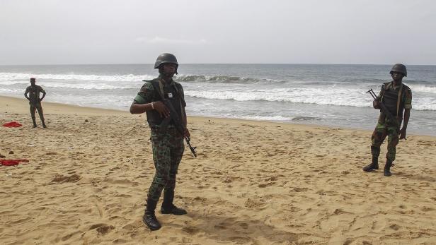 Soldaten sicherten nach dem Angriff den Strand ab